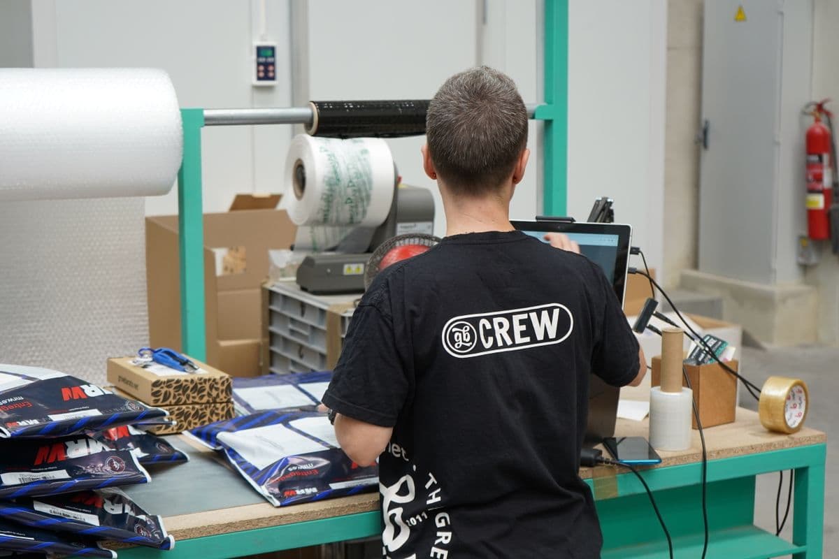 Packing station with shipping labels in a warehouse